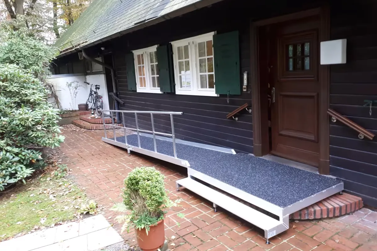Rampe mit Podest im Außenbereich vor einem Haus seitlich verlaufend. Aufbau durch Bremen Lifte.